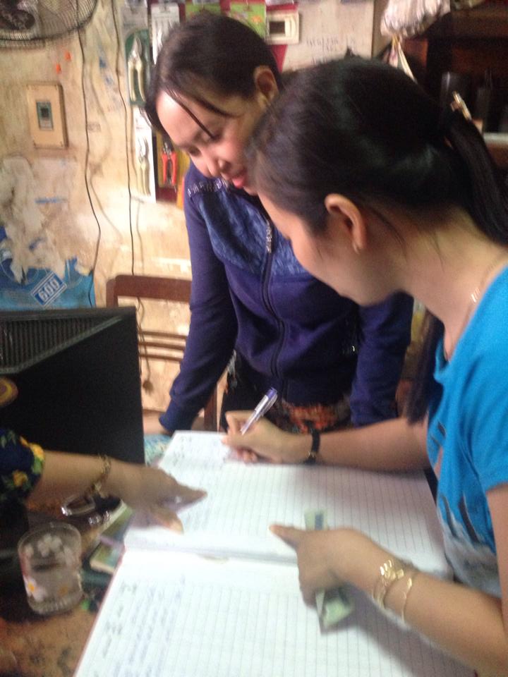 Cựu học sinh: Phạm Thị Loan (Điện dân dung Thanh Loan) ghi sổ vàng ủng hộ