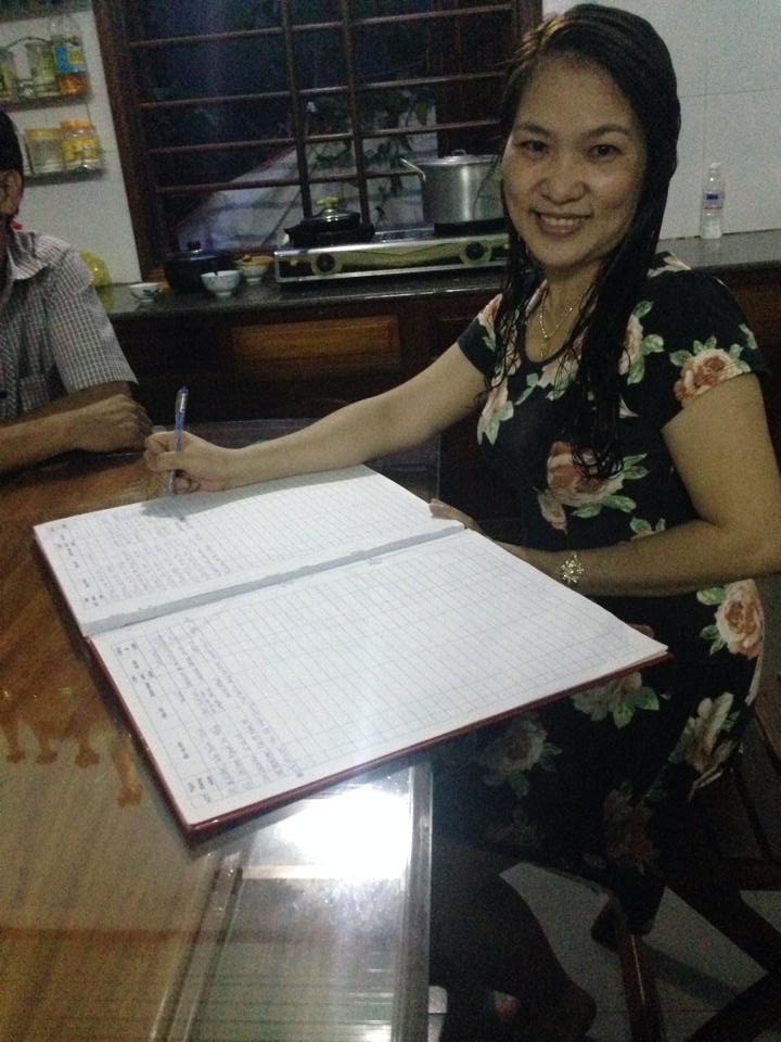 Cựu học sinh:Đỗ Thị Lí Thuận ghi sổ vàng ủng hộ