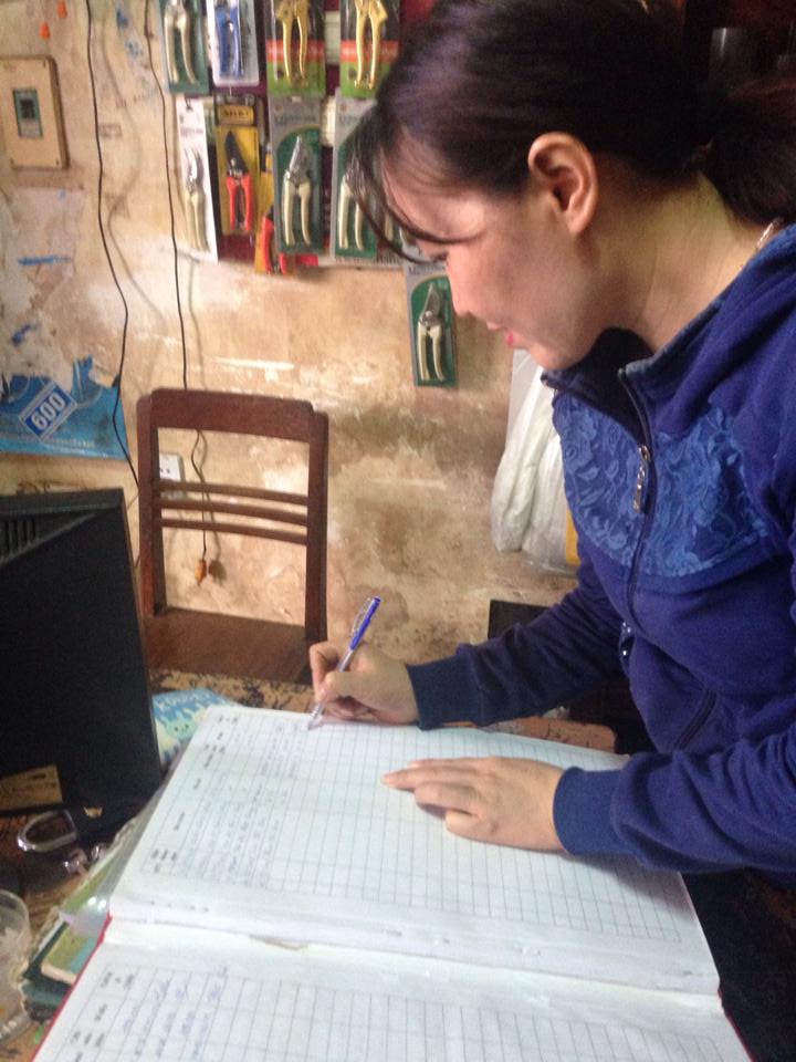 Cựu học sinh: Phạm Thị Loan (Điện dân dung Thanh Loan) ghi sổ vàng ủng hộ