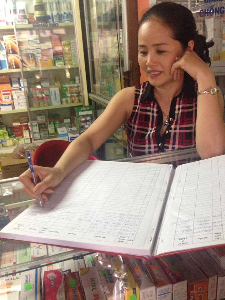 Cựu học sinh: Huỳnh Thị Trâm (Tiệm thuốc Tây Trâm) ghi sổ vàng ủng hộ
